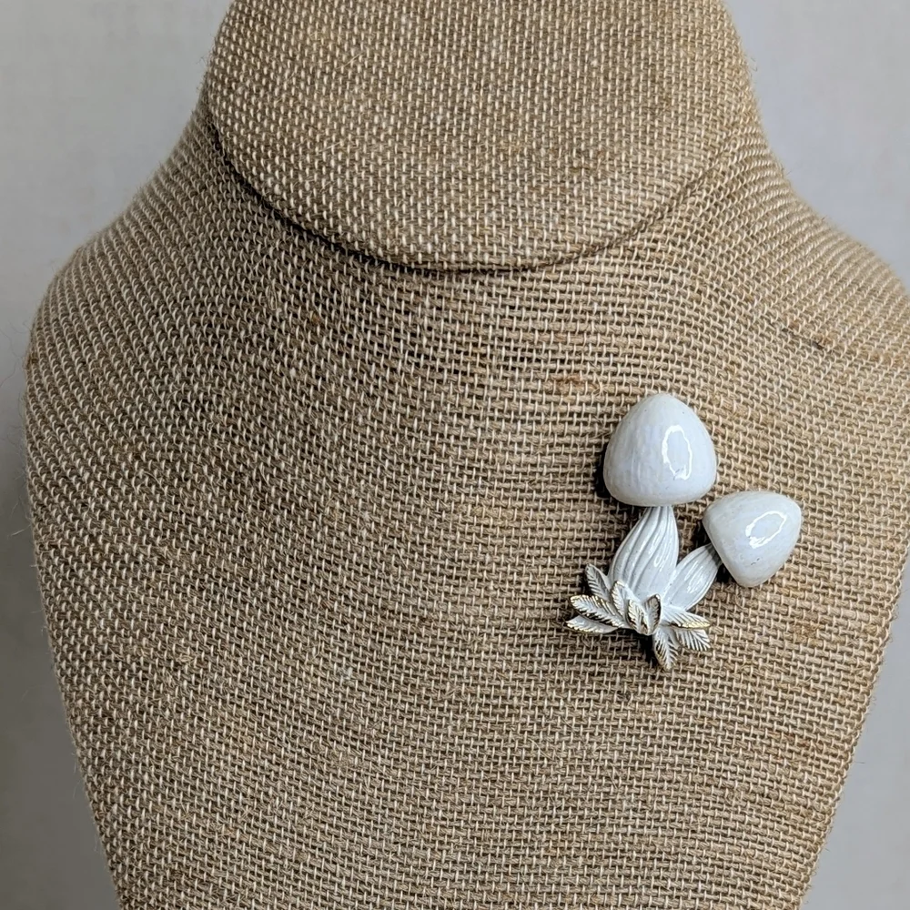 Vintage White Enamel & Gold Tone Mushroom Decorative Leaves Brooch Pin